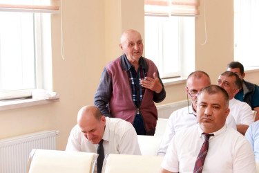 Şəki Şəhər İcra Hakimiyyətinin başçısı Elxan Usubov Cəyirli kəndində səyyar qəbul keçirib.