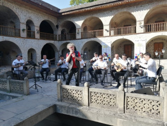 “İpək Yolu” festivalı çərçivəsində Şəkinin “Zirvə” Folklor Ansamblının konserti olub