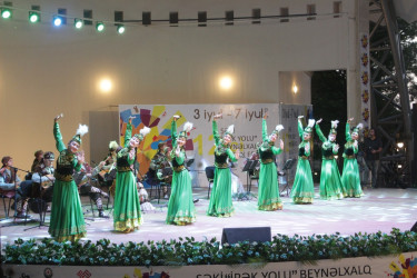 Qazaxıstanın folklor və rəqs ansambllarının Şəki festivalında çıxışı maraqla qarşılanıb