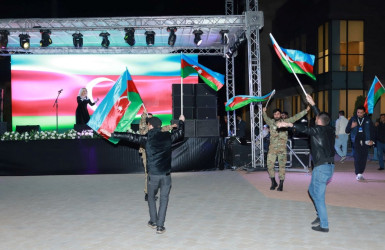 Şəkidə Zəfər Gününün beşinci ildönümü münasibətilə möhtəşəm konsert proqramı və atəşfəşanlıq təşkil olunub