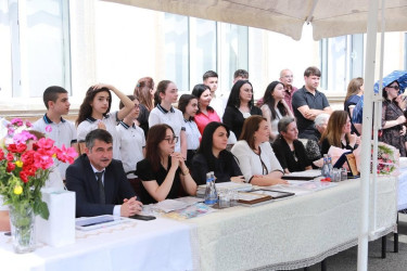 Şəkidə bu il məktəbi bitirən məzunlar üçün "Son zəng" çalınıb