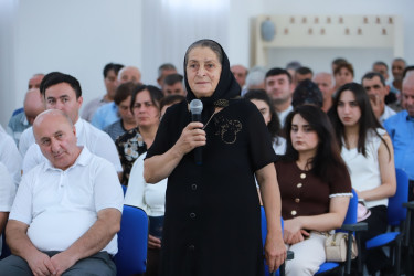 Şəki Şəhər İcra Hakimiyyətinin başçısı Elxan Usubov Qoxmuq kəndinin sakinləri ilə görüşüb