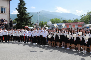 Şəkidə bu il məktəbi bitirən məzunlar üçün "Son zəng" çalınıb