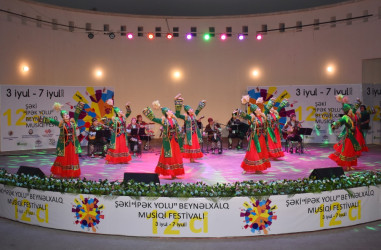 Qazaxıstanın folklor və rəqs ansambllarının Şəki festivalında çıxışı maraqla qarşılanıb