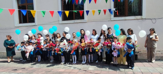 Şəkidə bu il məktəbi bitirən məzunlar üçün "Son zəng" çalınıb