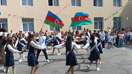 Şəkidə bu il məktəbi bitirən məzunlar üçün "Son zəng" çalınıb
