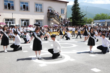 Şəkidə bu il məktəbi bitirən məzunlar üçün "Son zəng" çalınıb