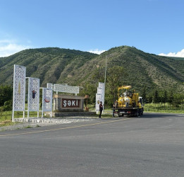 Şəkı şəhərində aparılan abadlıq-quruculuq işləri çərçivəsində yol infrastrukturunun yenilənməsi işləri davam etdirilir