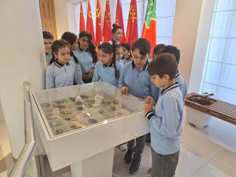 9 Noyabr - Dövlət Bayrağı Günü ərəfəsində məktəblilərin Dövlət Rəmzləri Muzeyinə ekskursiyaları təşkil edilib