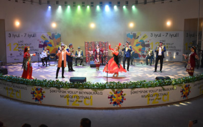 Şəkidə beynəlxalq festivalda Özbəkistanın “Nurəfşan” ansamblının çıxışı maraqla qarşılanıb