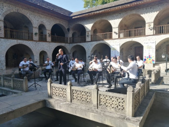 “İpək Yolu” festivalı çərçivəsində Şəkinin “Zirvə” Folklor Ansamblının konserti olub