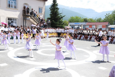 Şəkidə bu il məktəbi bitirən məzunlar üçün "Son zəng" çalınıb