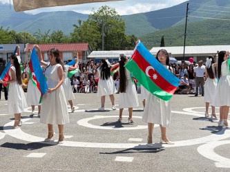 Şəkidə bu il məktəbi bitirən məzunlar üçün "Son zəng" çalınıb