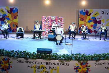 Şəkidə beynəlxalq festivalda Özbəkistanın “Nurəfşan” ansamblının çıxışı maraqla qarşılanıb