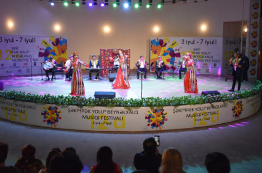 Şəkidə beynəlxalq festivalda Özbəkistanın “Nurəfşan” ansamblının çıxışı maraqla qarşılanıb