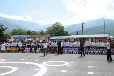 Şəkidə bu il məktəbi bitirən məzunlar üçün "Son zəng" çalınıb