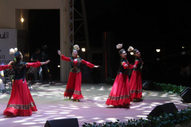 Qazaxıstanın folklor və rəqs ansambllarının Şəki festivalında çıxışı maraqla qarşılanıb