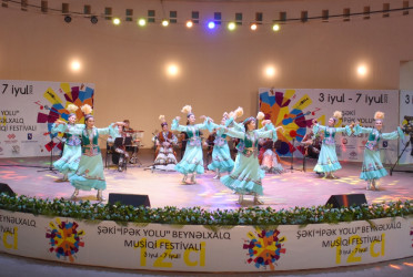 Qazaxıstanın folklor və rəqs ansambllarının Şəki festivalında çıxışı maraqla qarşılanıb