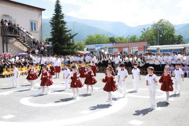 Şəkidə bu il məktəbi bitirən məzunlar üçün "Son zəng" çalınıb