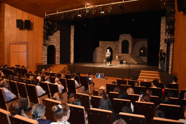 Şəki Dövlət Dram Teatrı “Çələbi xan” tamaşasını ictimaiyyətə təqdim edib
