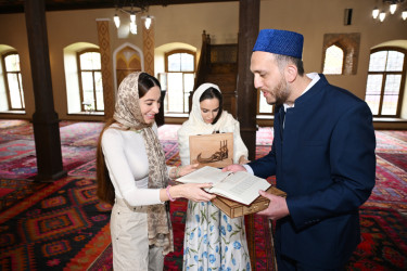 Leyla Əliyeva və Arzu Əliyeva Şəkidə Xan məscidini ziyarət ediblər