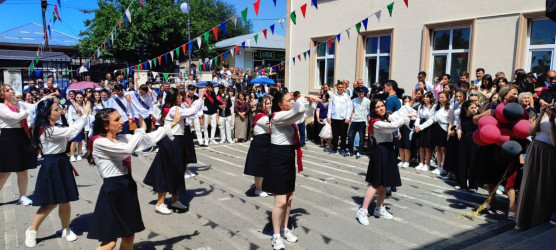 Şəkidə bu il məktəbi bitirən məzunlar üçün "Son zəng" çalınıb