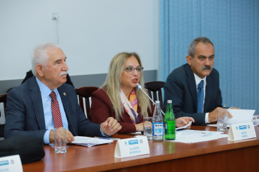 Xalq şairi Bəxtiyar Vahabzadənin 100 illiyinə həsr olunmuş konfrans keçirilib