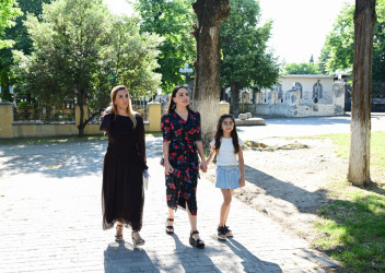 Leyla Əliyeva Şəki şəhərindəki Məhəmməd Füzuli adına parkda görülən işlərlə tanış olub